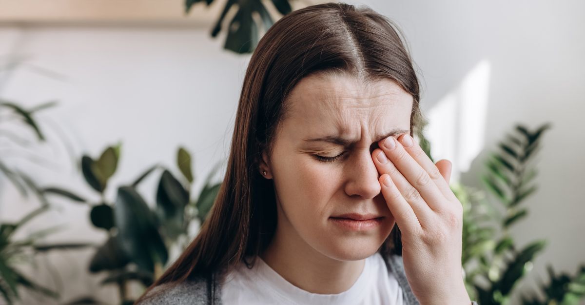 Ragazza che si copre l'occhio con una mano