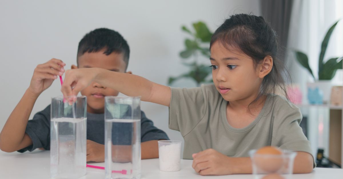 bambini fanno un'esperimento