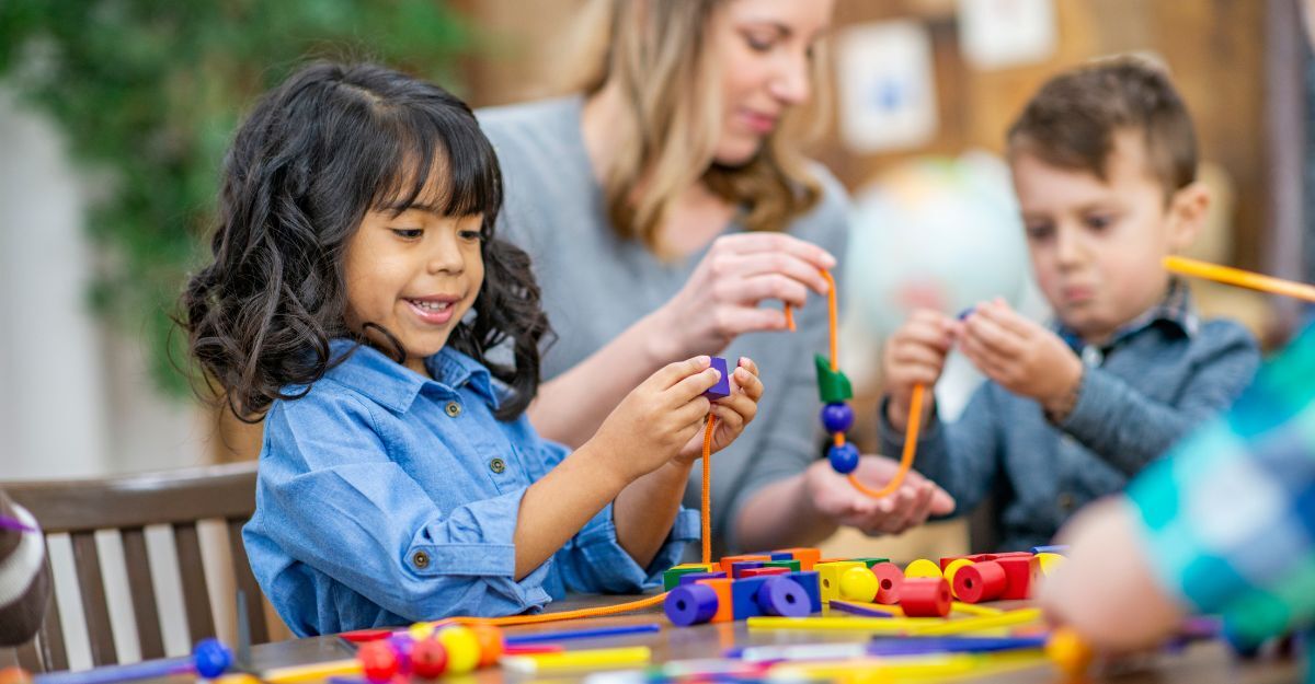 bambina-gioca-con-perline