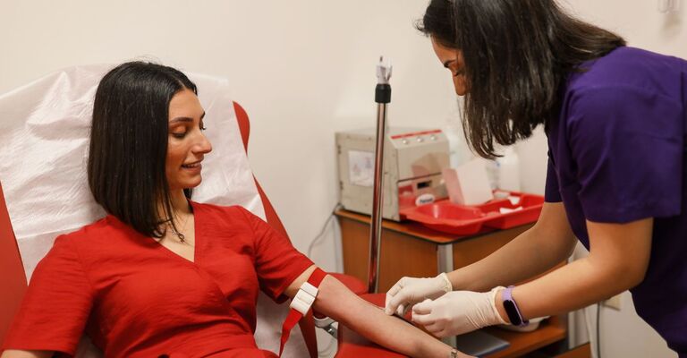 Una donna sottoposta ad un esame del sangue