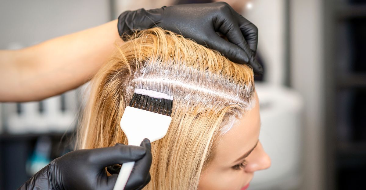 donna-fa-la-tinta-dal-parrucchiere