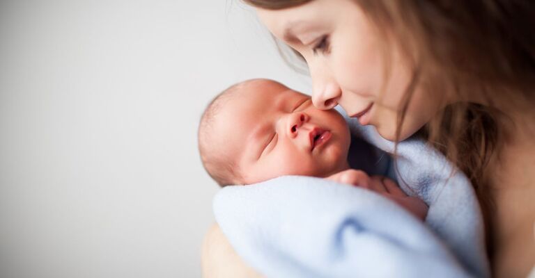 Antonio: origini, significato del nome, onomastico mamma tiene in braccio il suo neonato