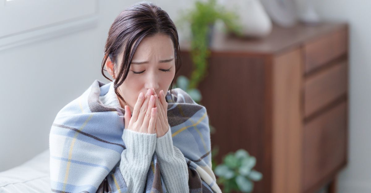 Ragazza infreddolita con una coperta sulle spalle