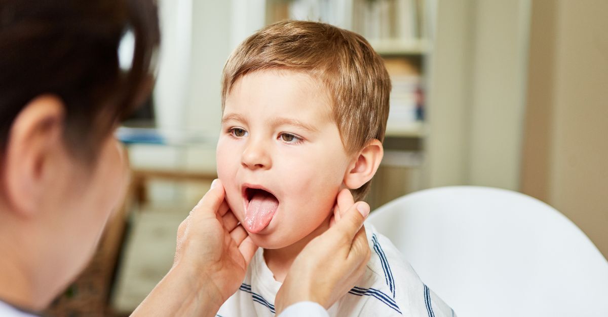 Un bambino con la bocca aperta si fa visitare le tonsille dal medico