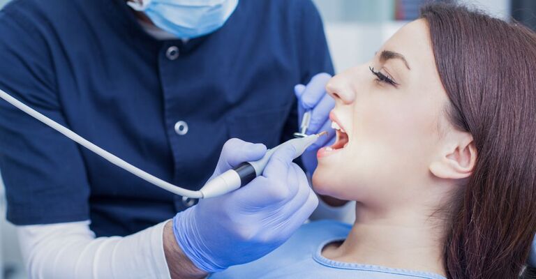 Una ragazza dal dentista