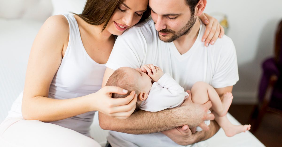 Un neonato in braccio ai genitori