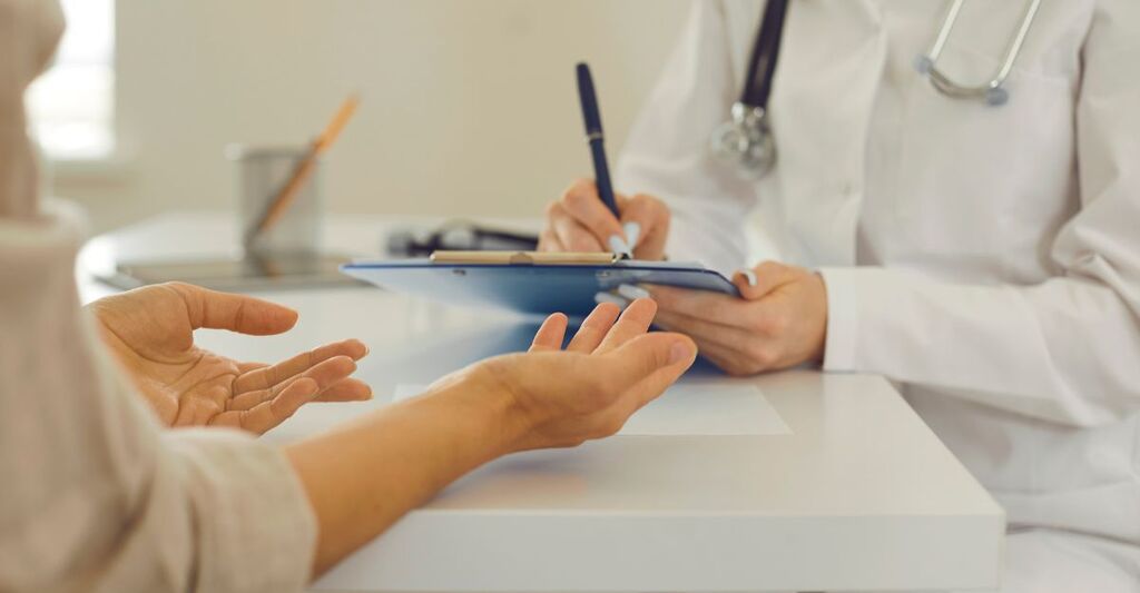Una persona parla con un medico
