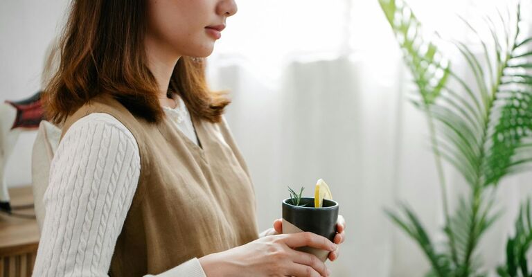 Donna che tiene in mano una tazza