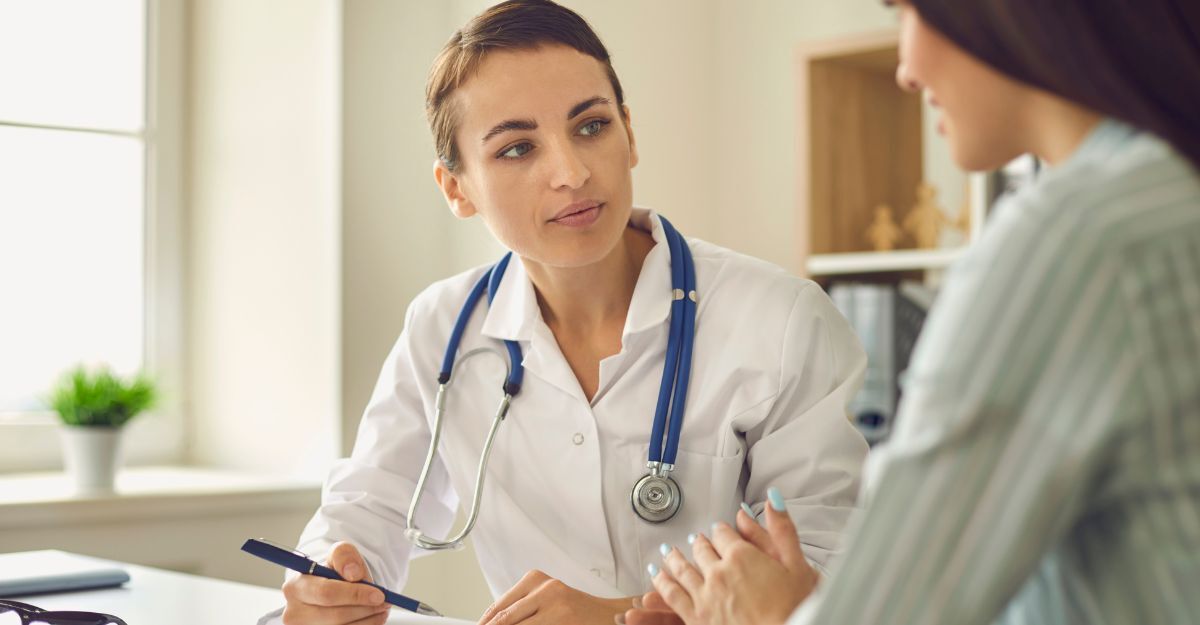 Una ragazza parla con un medico