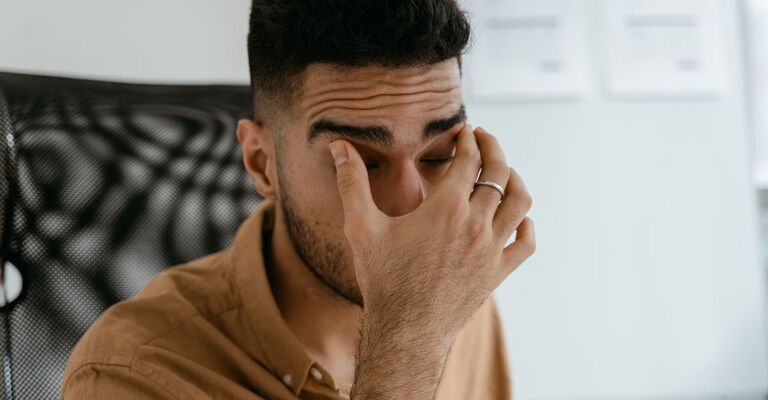 Un ragazzo si tocca la palpebra dolorante