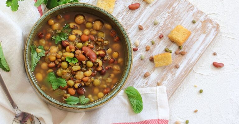 Piatto di legumi con ceci e fagioli