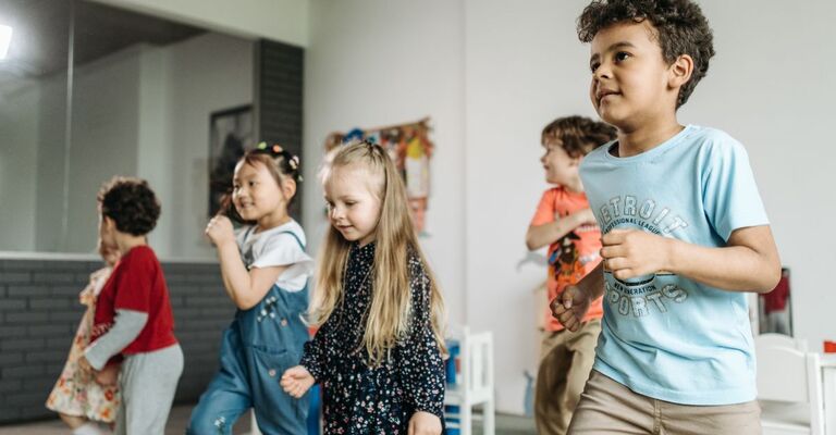 bambini giocano in classe