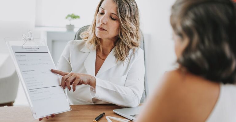 Una nutrizionista mostra una scheda ad un cliente