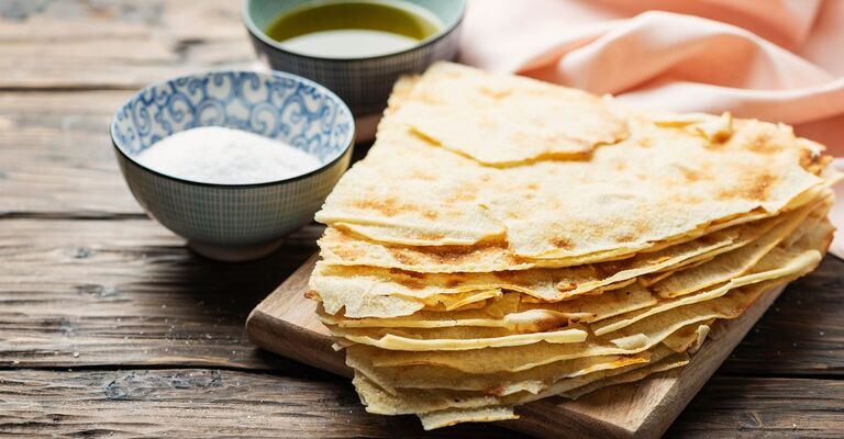 Pane carasau e due ciotoline su un tavolo