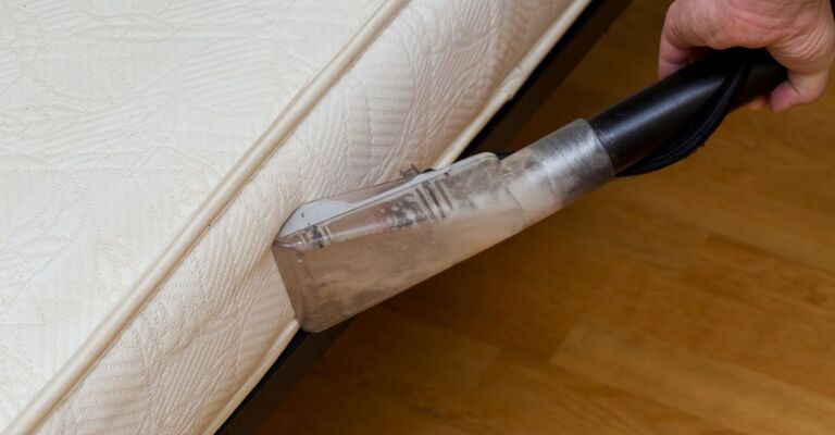 persona igienizza il materasso