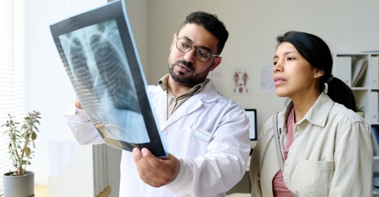 Due medici guardano una lastra dei polmoni