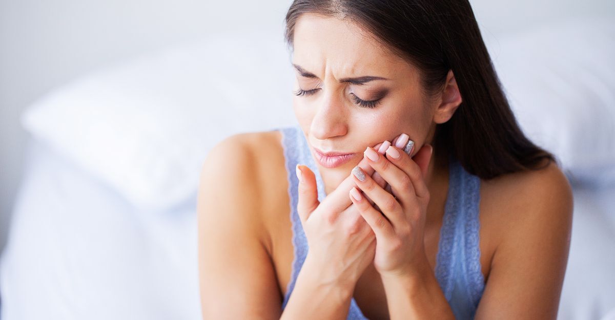 Una donna con un dolore in bocca
