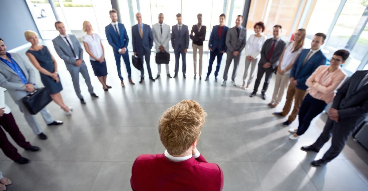 Un leader davanti ai suoi sottoposti in cerchio