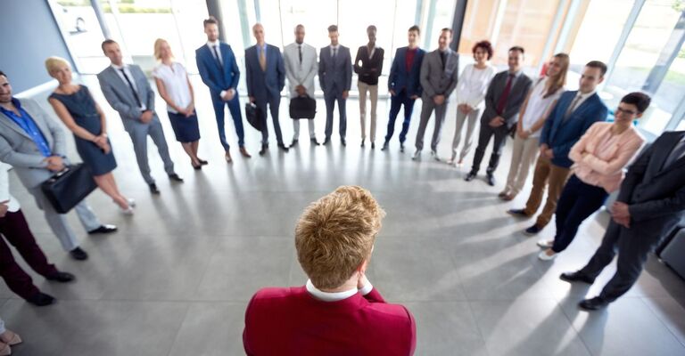 Un leader davanti ai suoi sottoposti in cerchio