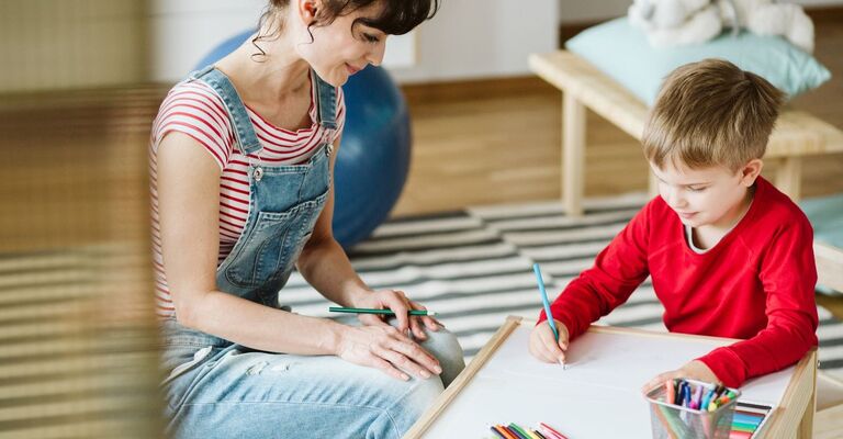 Una madre e suo figlio che disegnano
