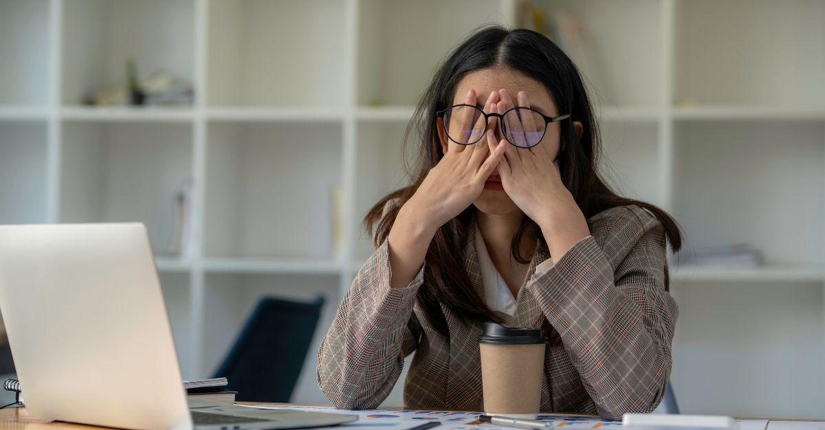 ragazza al lavoro, stressata