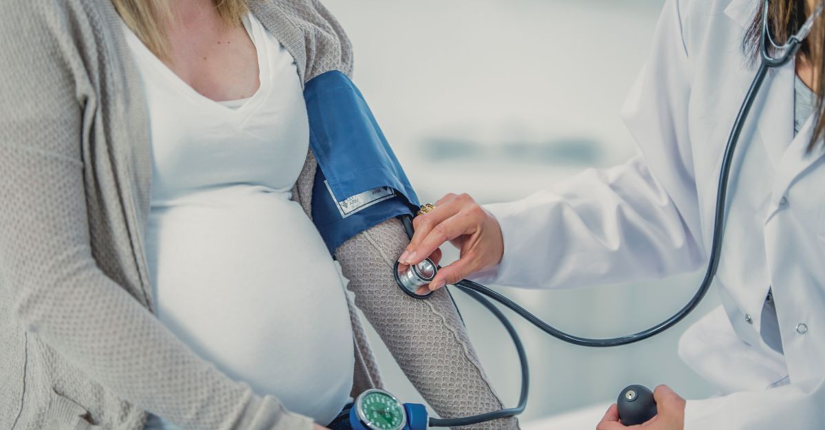 medico prova la pressione a donna incinta