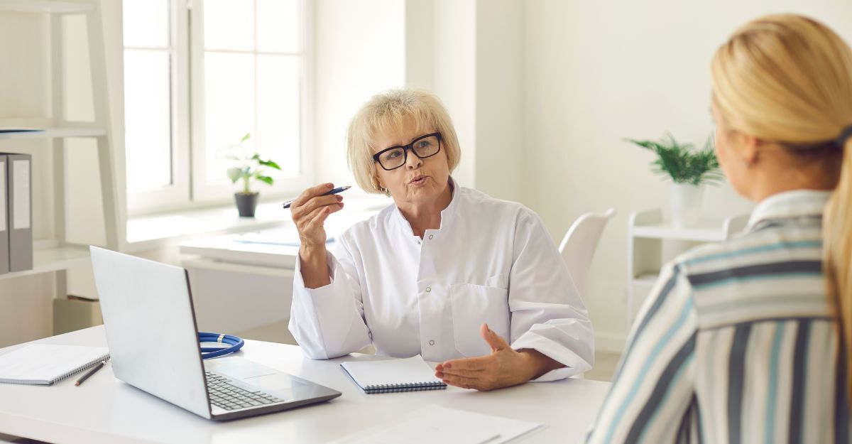 Una donna che parla con un medico
