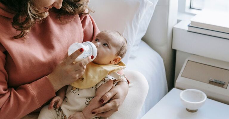 Origine e significato del nome Augusto mamma e neonato che beve latte