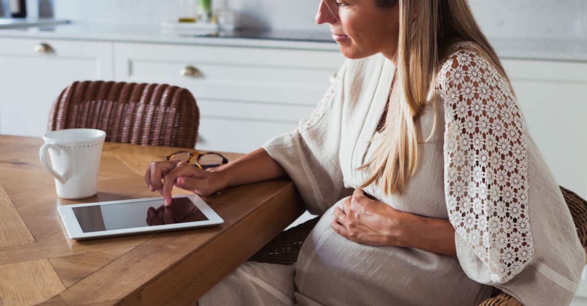 donna incinta consulta il tablet