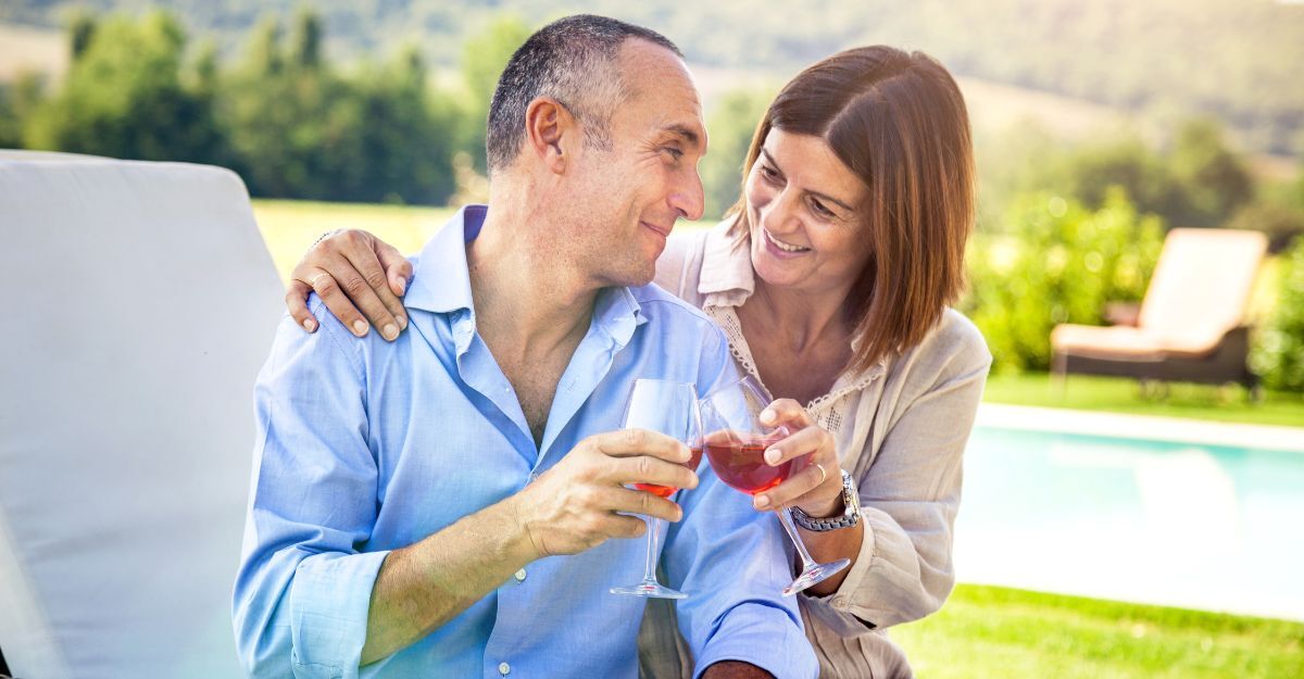 Una coppia festeggia l'anniversario con due calici di vino