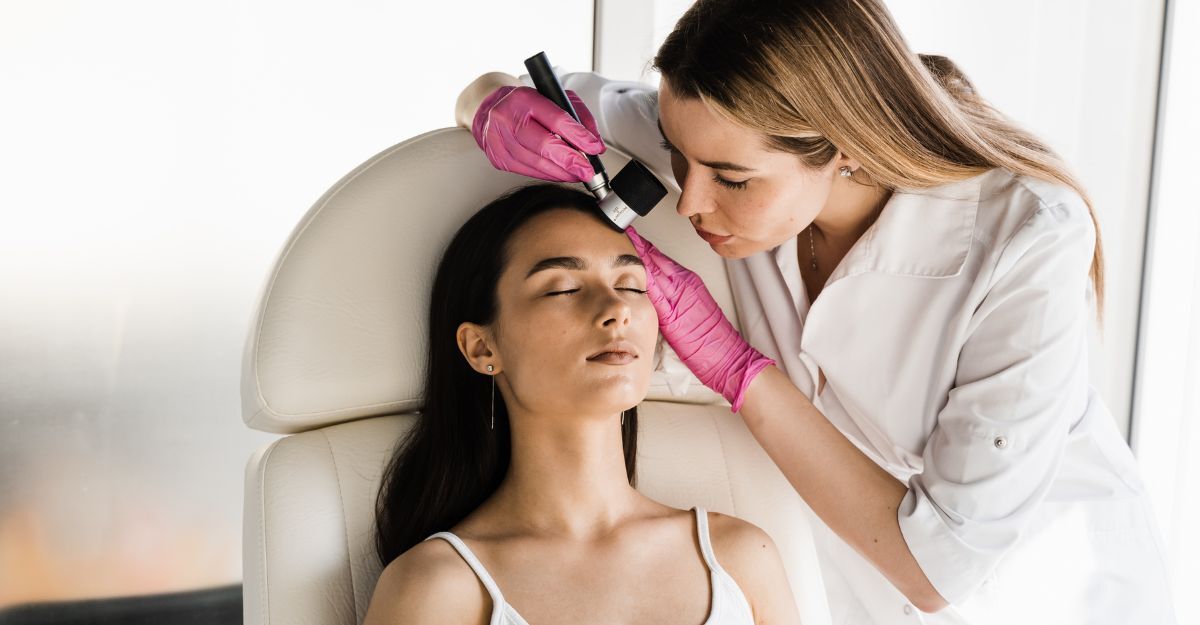 ragazza dal dermatologo