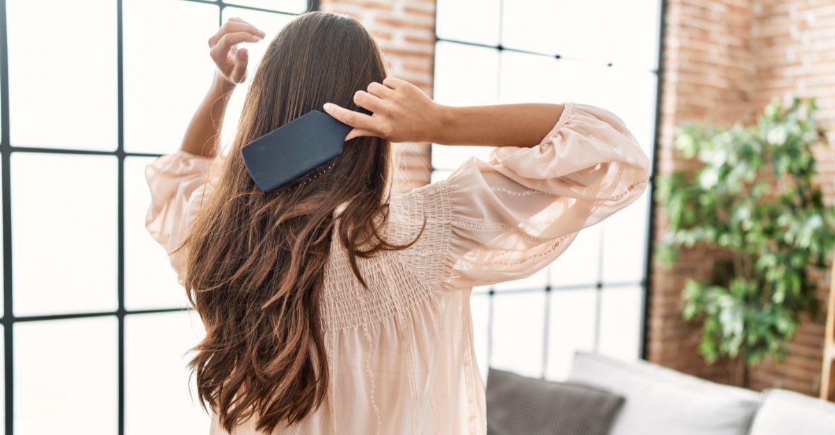 ragazza si pettina i lunghi capelli