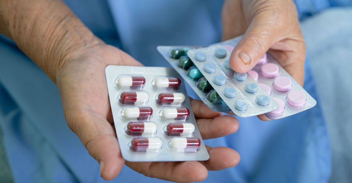 Un medico tiene in mano le confezioni di alcuni medicinali