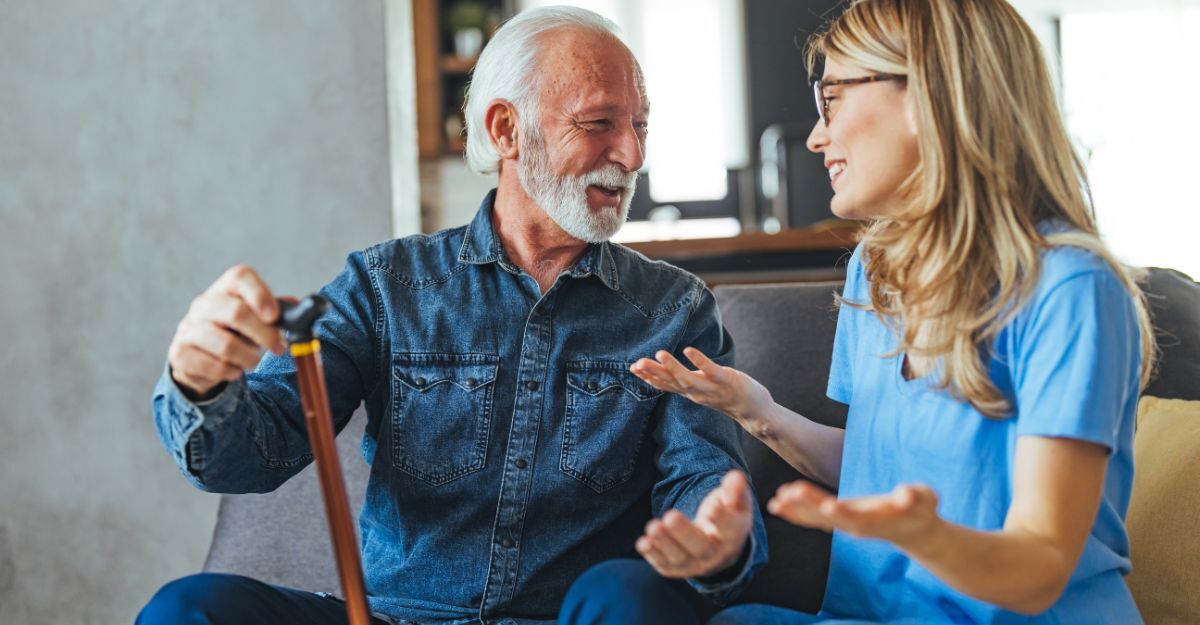 papà anziano col bastone e figlia parlano serenamente