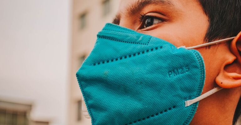 Il primo piano di una donna con la mascherina ffp2