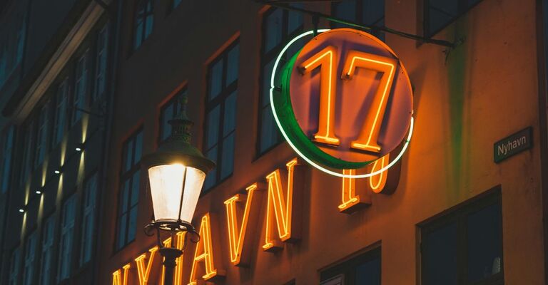 Numero 17 su un'insegna di un locale per strada