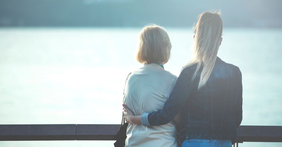 Una donna con una signora anziana guardano l'orizzonte di spalle