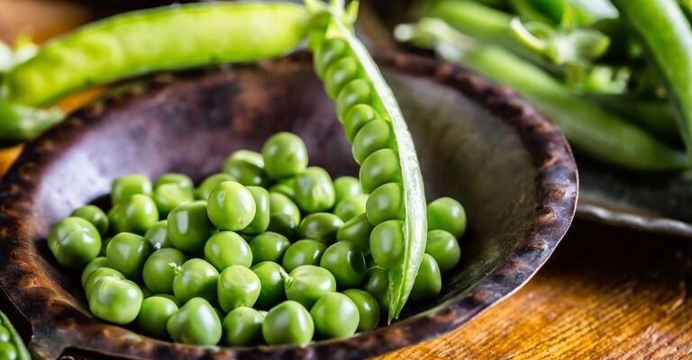 Dei piselli in una ciotola