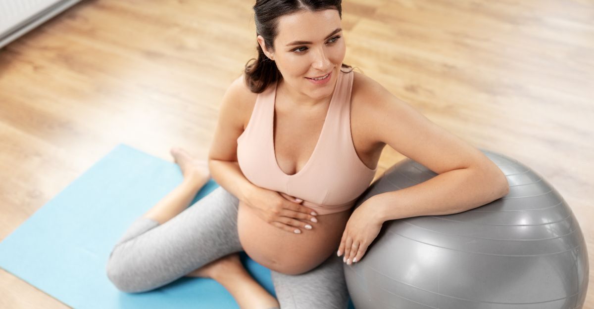 donna incinta con fitball