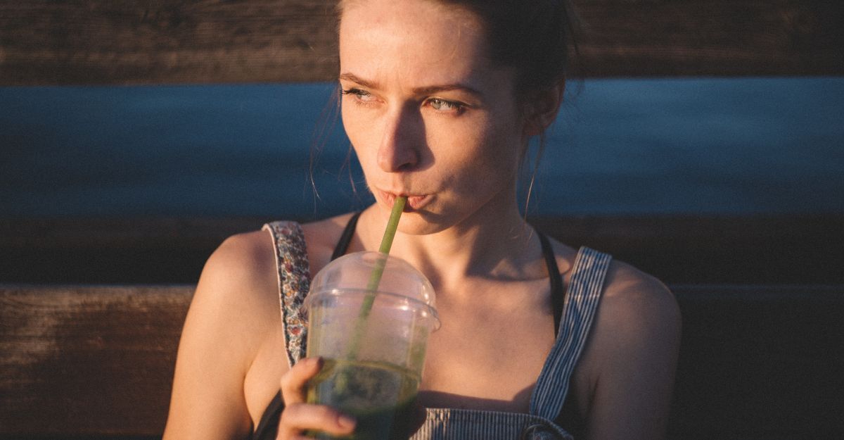 Una ragazza che beve un succo