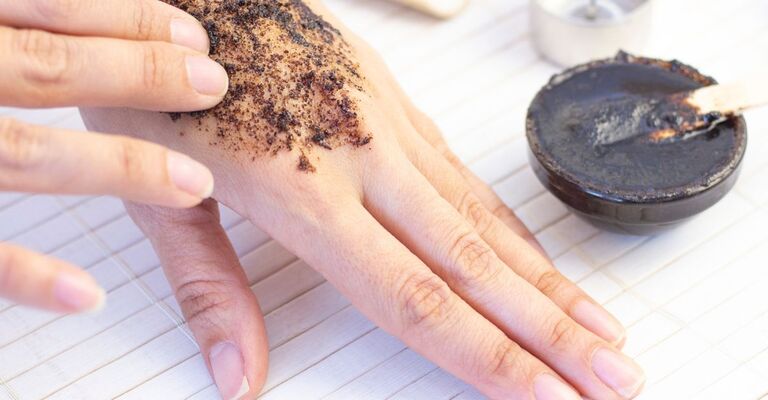mani di donna con scrub applicato