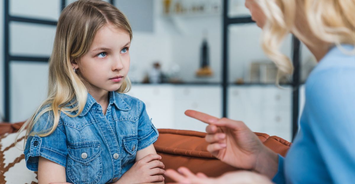 Una madre che rimprovera la figlia