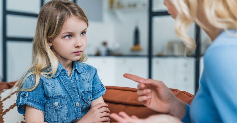 Una madre che rimprovera la figlia