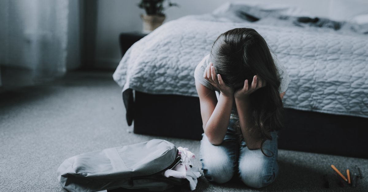 Una bambina triste in camera sua