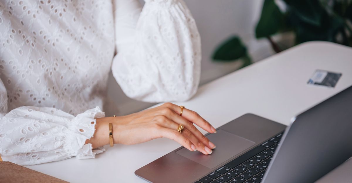 Una donna al computer