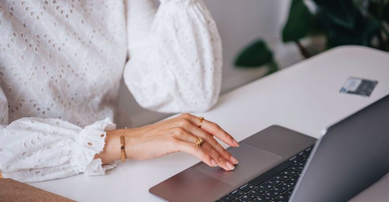 Una donna al computer