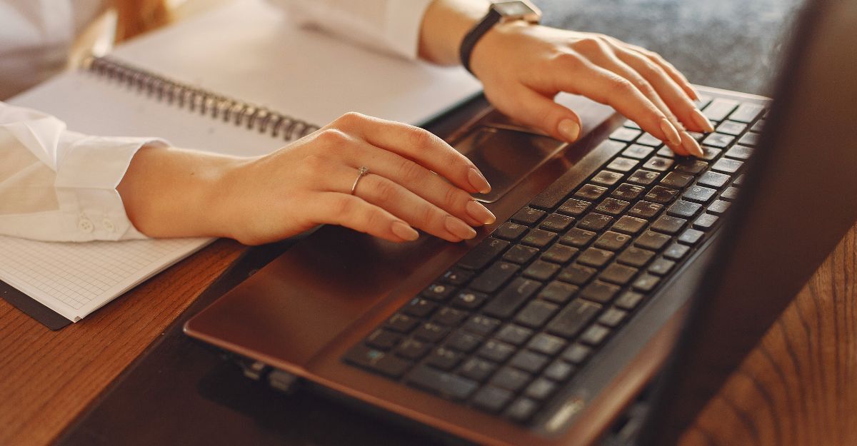 Una donna al computer