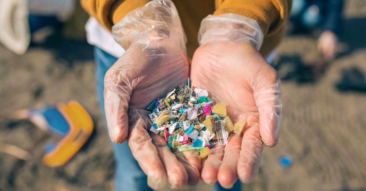 Una persona con dei guanti tiene in mano delle microplastiche