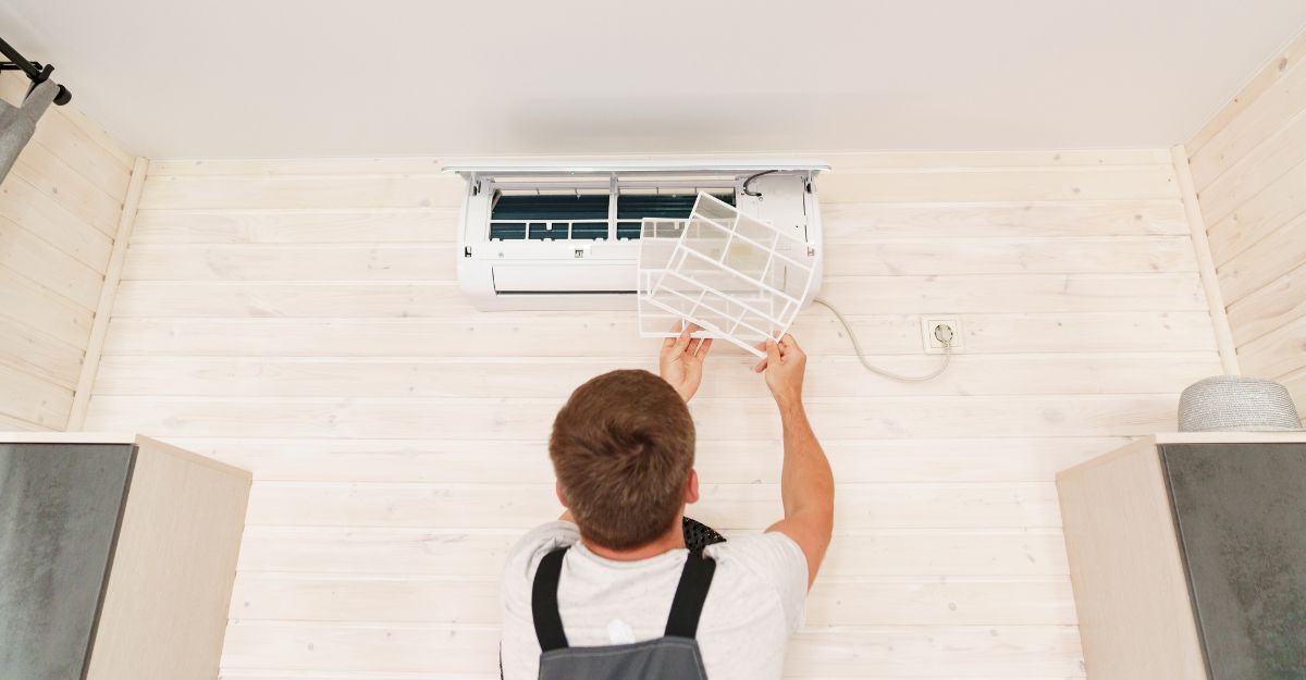 Un tecnico pulisce un condizionatore