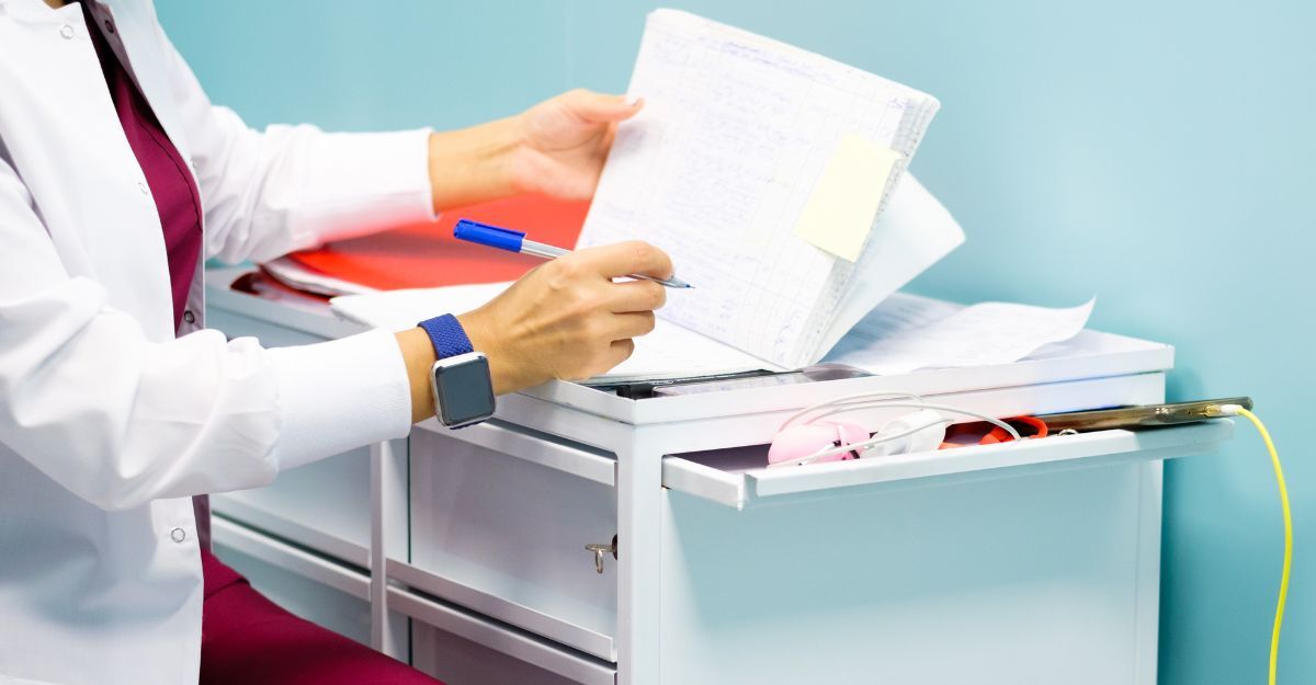 medico controlla documenti